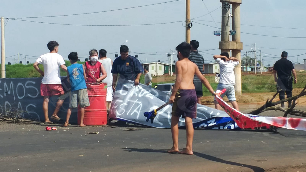 Vecinos de Cruz del Sur cortan el tránsito por agua, cloacas e iluminación