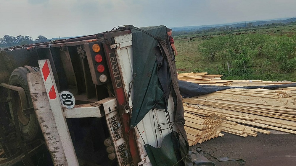 Camión volcó y desparramó su carga sobre la ruta 12