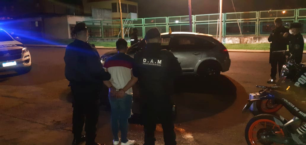 Cayó joven que circulaba a contramano y con un revólver bajo el asiento