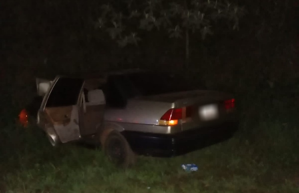 Dos fallecidos en choque frontal entre un auto y una moto