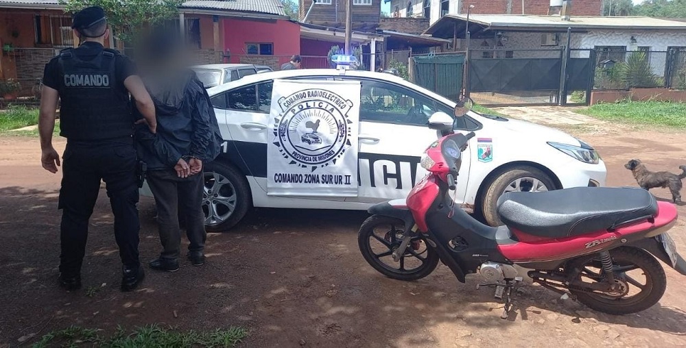 Motociclista “flojo de papeles” evadió un control y atacó a policías