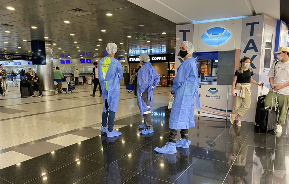 El Gobierno analiza aumentar el número de vuelos y cupo de pasajeros que llegan al país