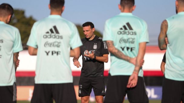 Scaloni admite que liberó a los jugadores de la Premier League bajo presión