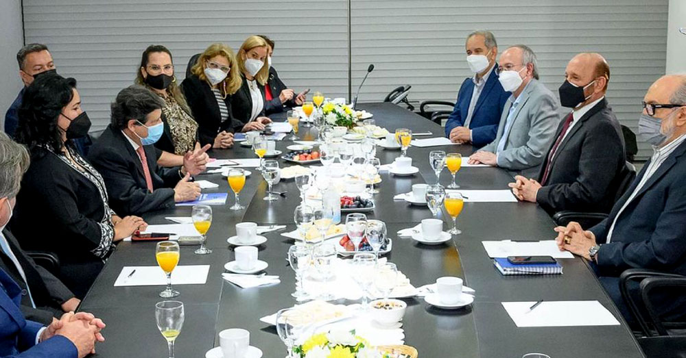 Insfrán y el canciller de Paraguay analizaron apertura gradual de la frontera