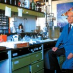 El científico argentino Luis Federico Leloir en su laboratorio de investigación bioquímica.