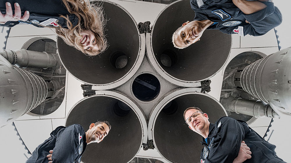 Amerizó con éxito primera misión con turistas espaciales