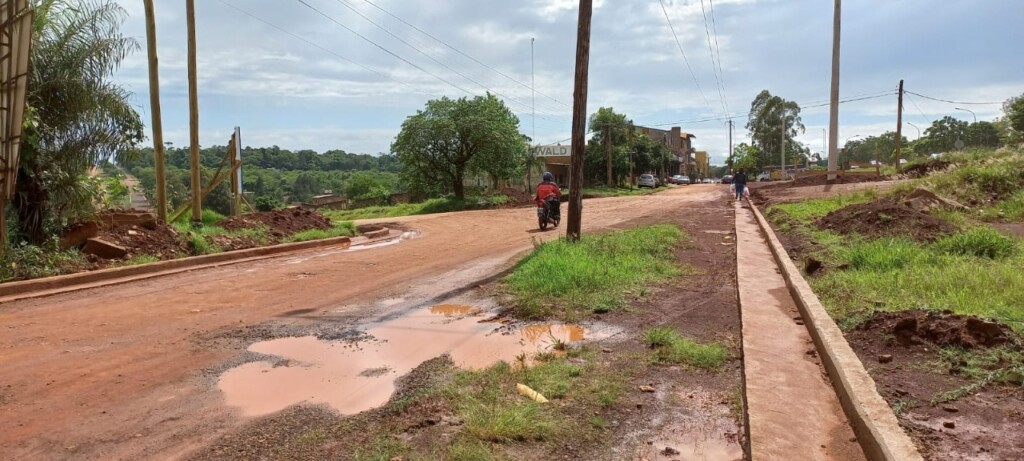 Vecinos piden culminación de obras