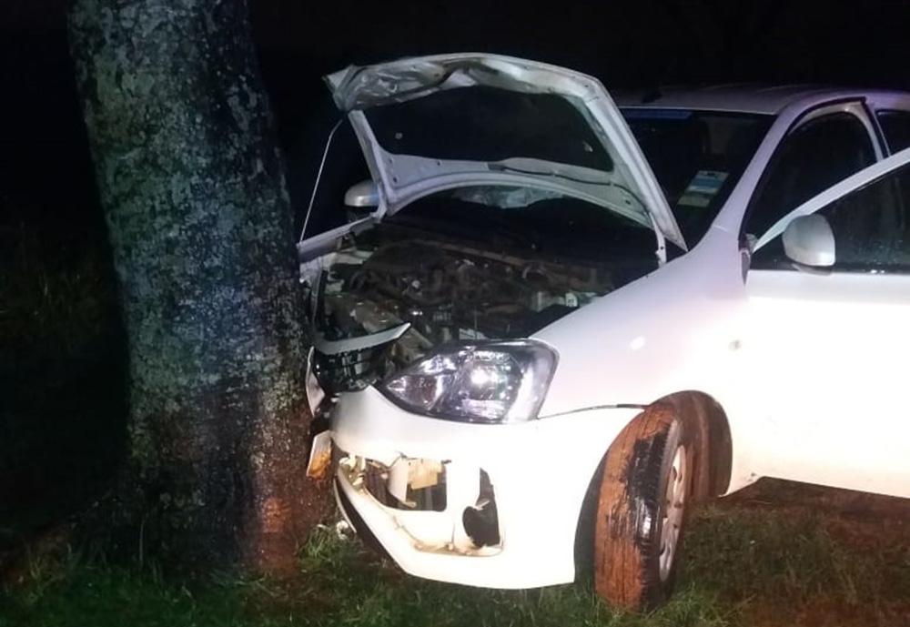 Dos mujeres fueron hospitalizadas tras chocar su auto contra un árbol