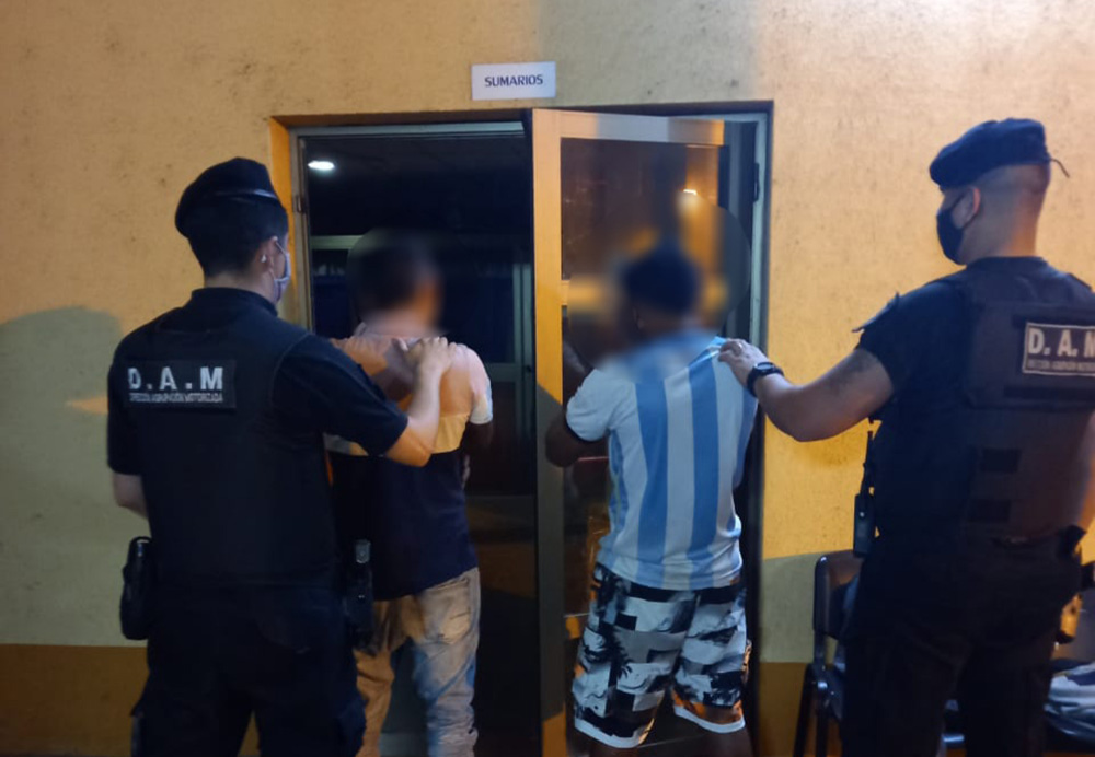 Robaron ventanas de una casa y terminaron detenidos