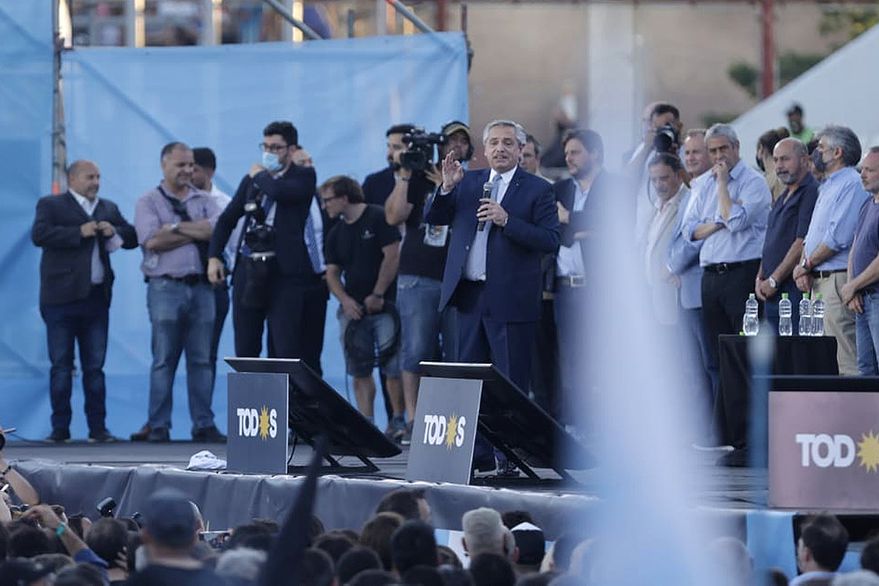 “Si todavía no cerramos un acuerdo con el FMI es porque no nos vamos a arrodillar”