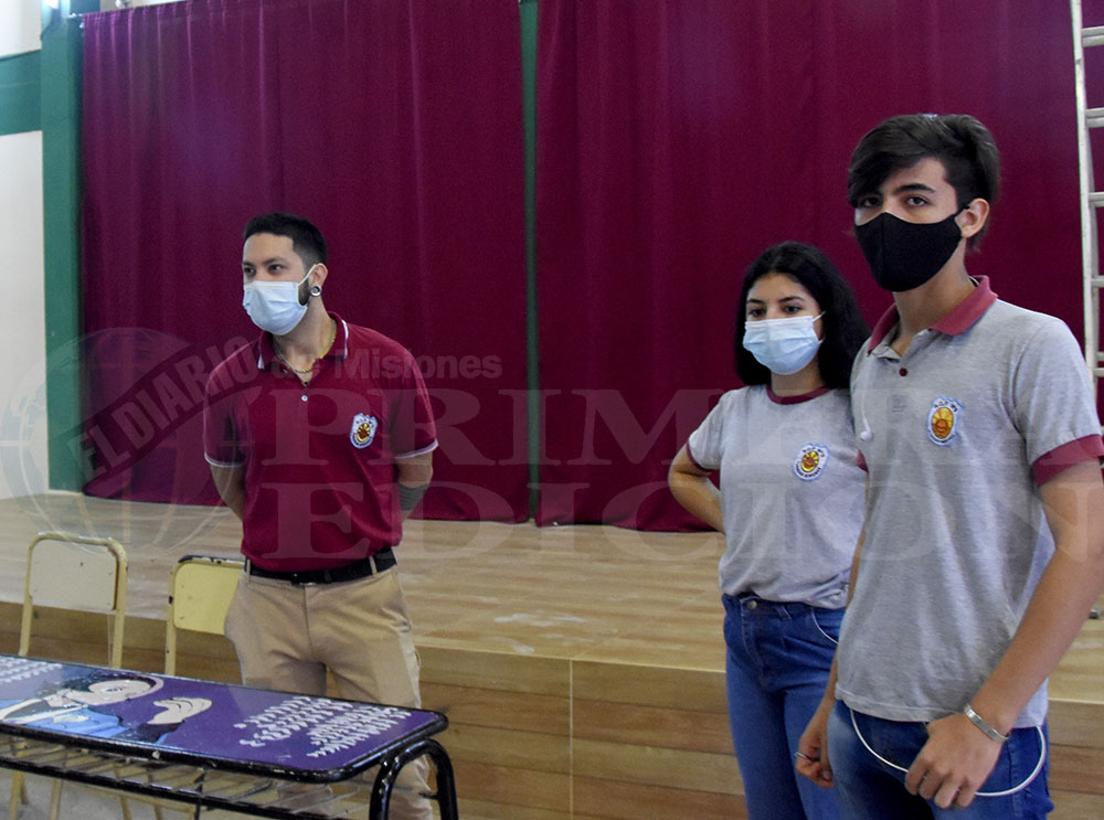 Un orgullo: van a la escuela los sábados para poder pintar las mesas del curso