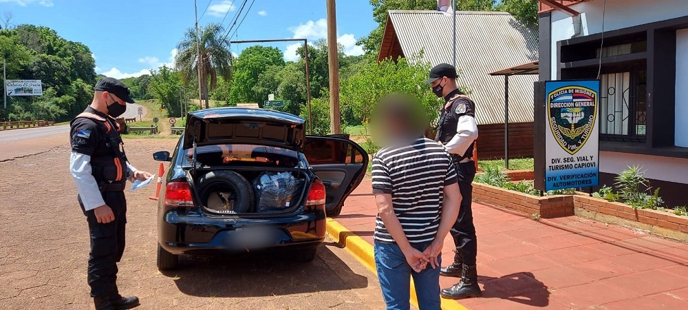 Transportaba mercadería “trucha” en el baúl del auto