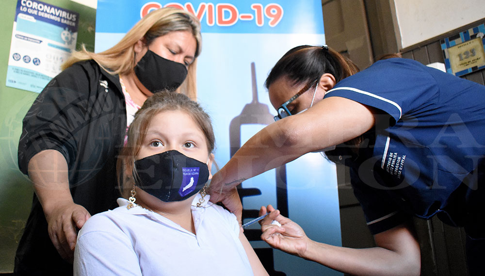 Buscarán vacunar contra el COVID a todos los alumnos antes que termine el año