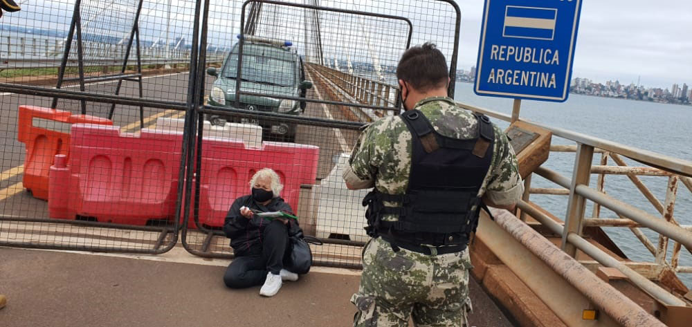Desesperado pedido de abuela argentina varada en el puente Posadas-Encarnación