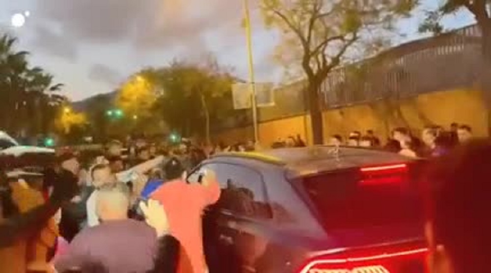 Hinchas del Barcelona agredieron a Koeman tras la derrota ante el Real Madrid