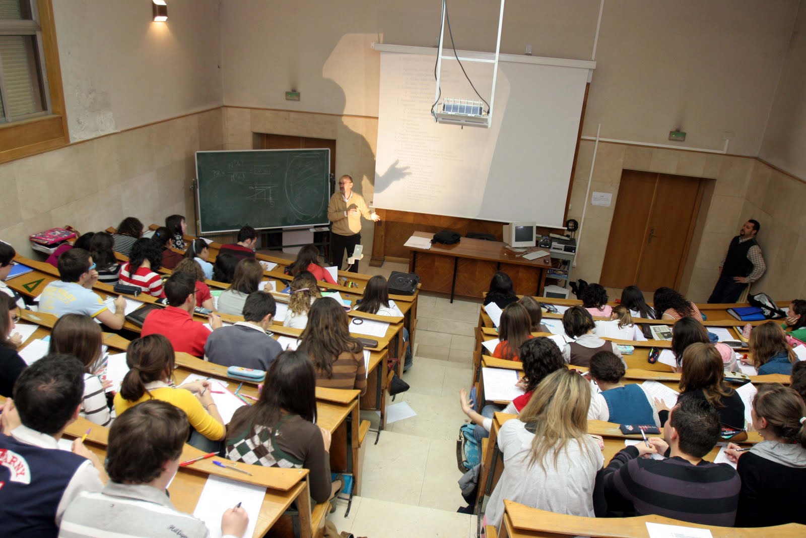 Universidades: eliminaron el distanciamiento obligatorio en las aulas