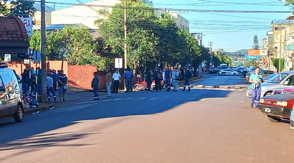 Arde Oberá: municipales y tareferos cortan las calles frente a la Municipalidad