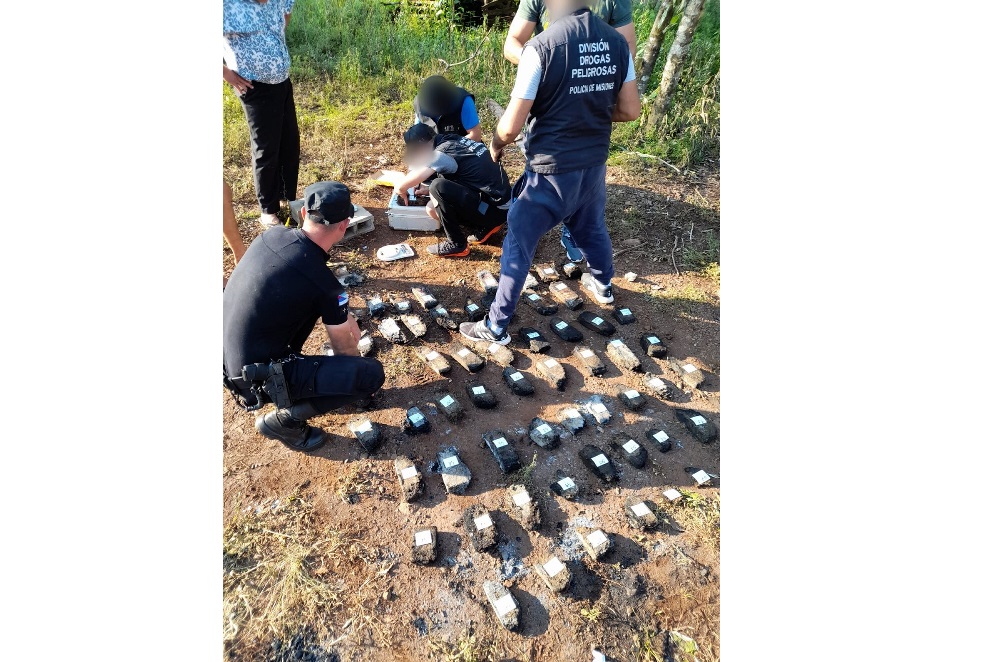 Apagaban un incendio y entre las llamas descubrieron marihuana