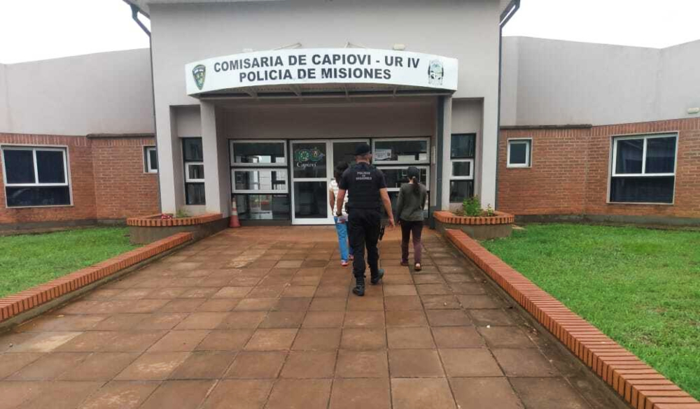 Madres “a las piñas” en el patio de una escuela de Capioví