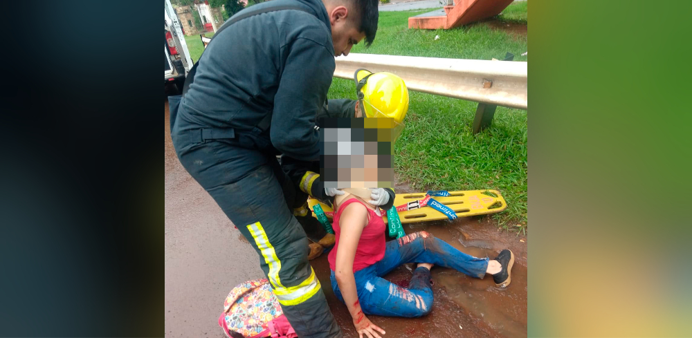 Adolescente grave tras caer de un puente aéreo