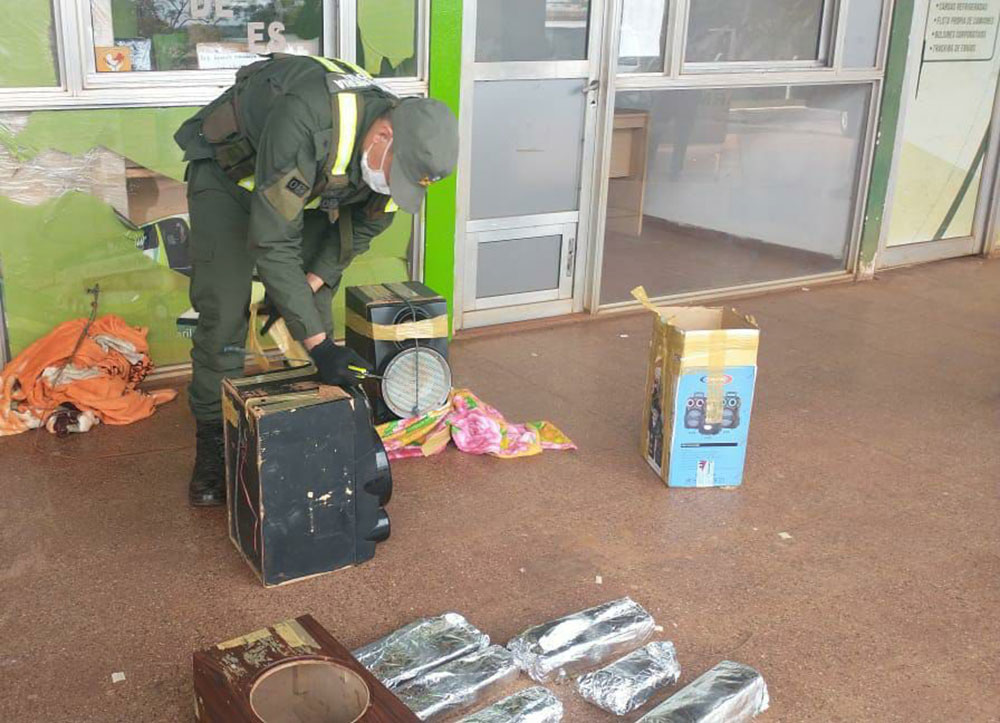 Droga camuflada en parlantes