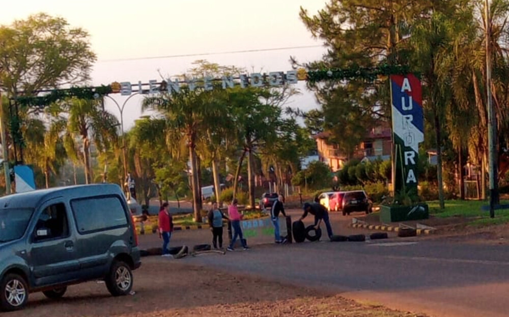 Padres de la Escuela 218 de Aurora trasladaron el reclamo a las calles