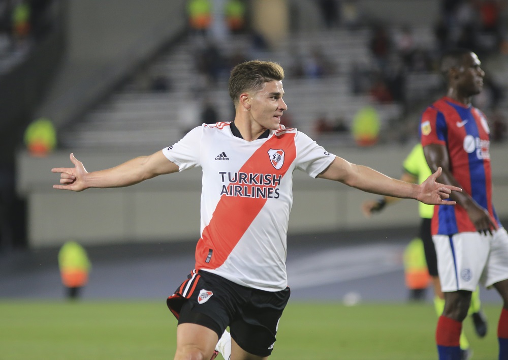 Hat trick de Julián Álvarez para que River abra distancia
