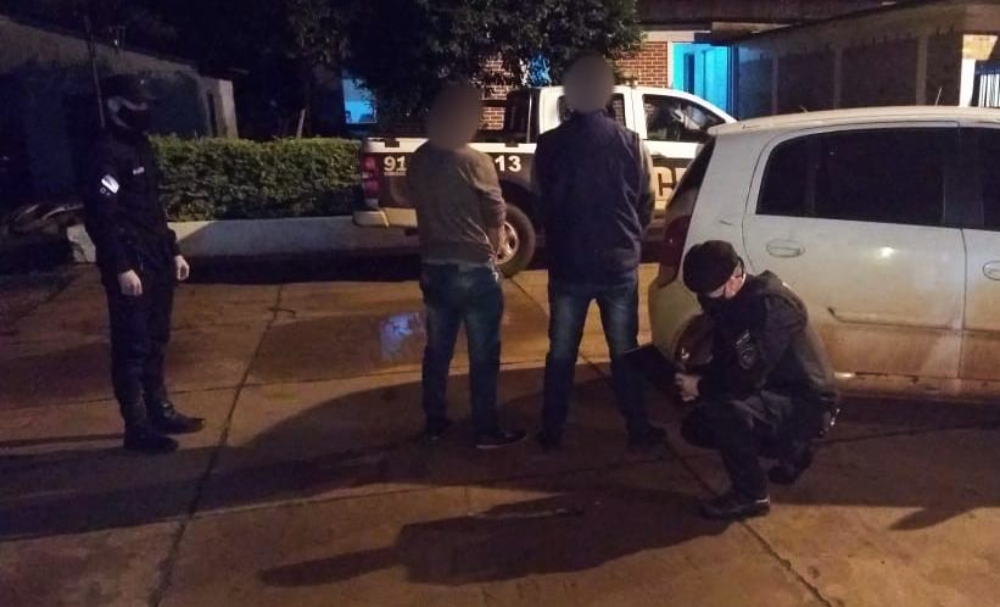 A punta de machete robaron un auto y fueron detenidos