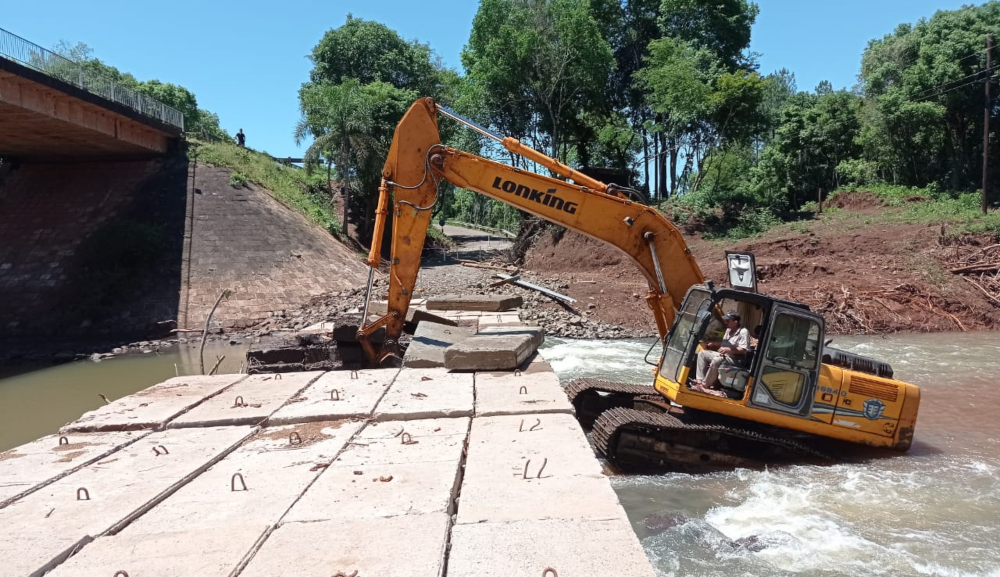 Iniciaron la reposición del puente provisorio sobre el arroyo Pindaytí