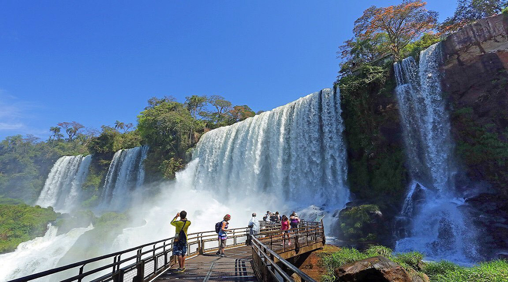 Sugieren que los turistas que no tengan reservas hechas en Iguazú se alojen en localidades cercanas