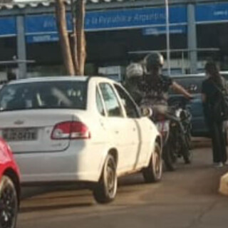 Demoras y largas filas de ingreso al país en las fronteras con Brasil