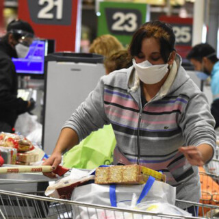 hogares argentinos sufrió una pérdida de ingresos