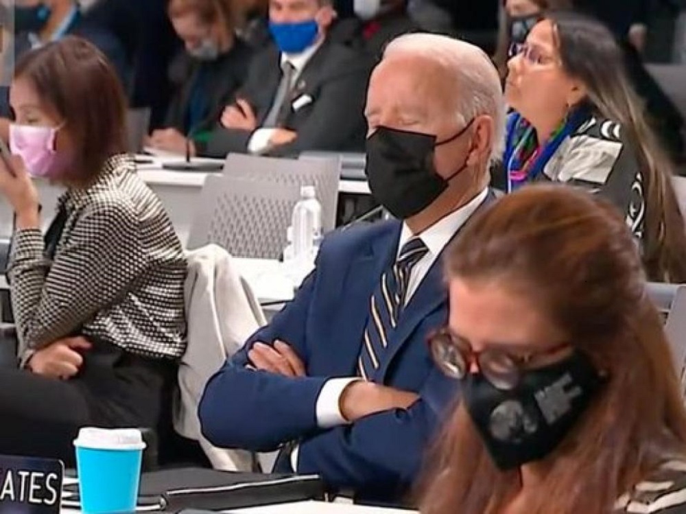 Biden se quedó dormido en plena cumbre por el clima y tuvieron que despertarlo