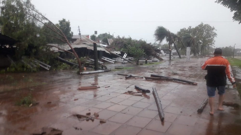 El temporal causó destrozos en la Feria de Garupá
