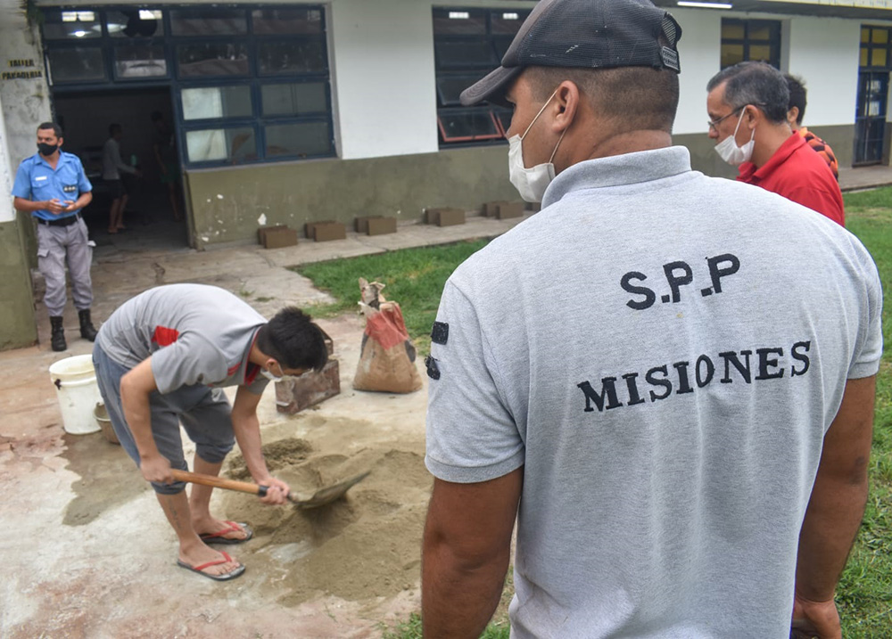 Internos menores fabricaron ladrillos para construir un aula