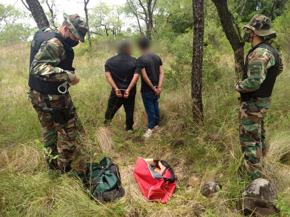 Llevaban más de 17 kilos de marihuana en sus mochilas