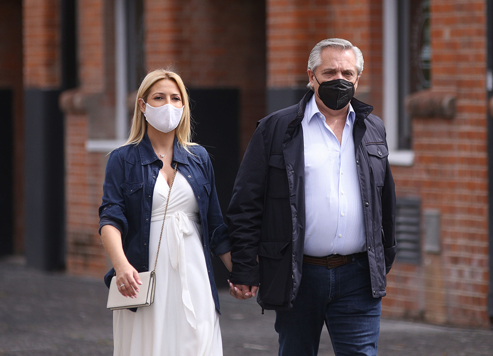 NOTICIAS ARGENTINAS BAIRES
NOVIEMBRE 14: El presidente
Alberto Fernandez habla luego de
votar en la Universidad
Católica.
Foto NA: DANIEL VIDES