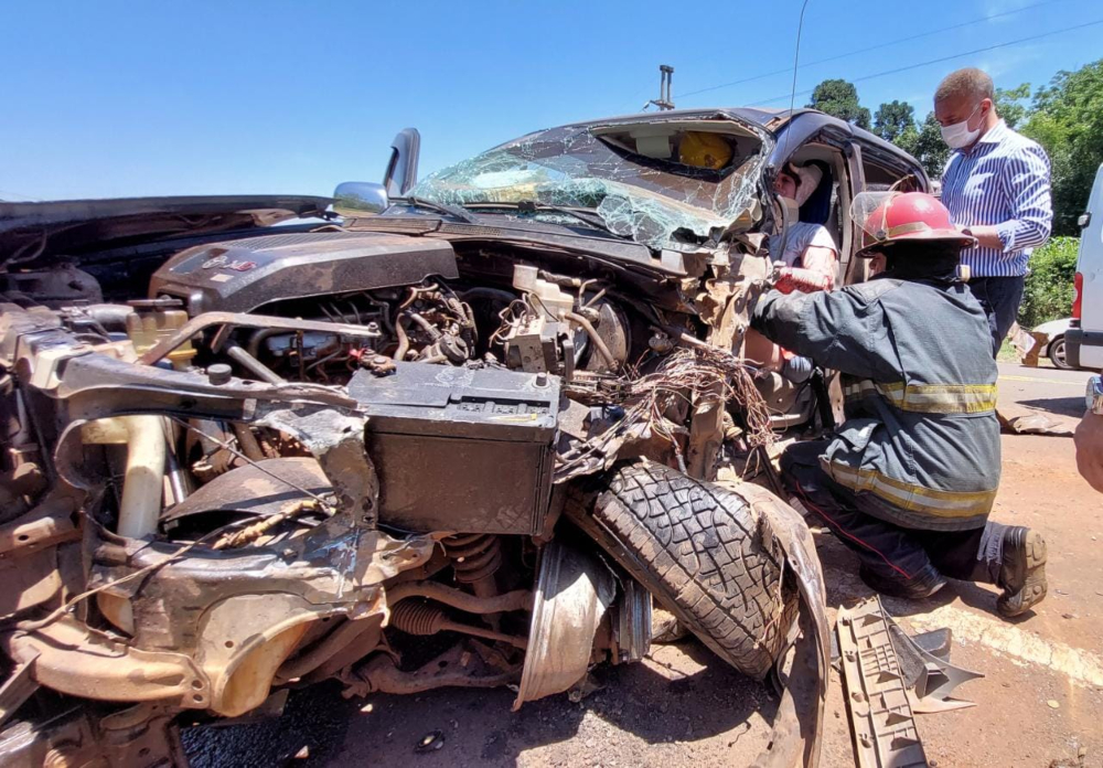Camión de EMSA y camioneta chocaron en Puerto Leoni: hay una lesionada