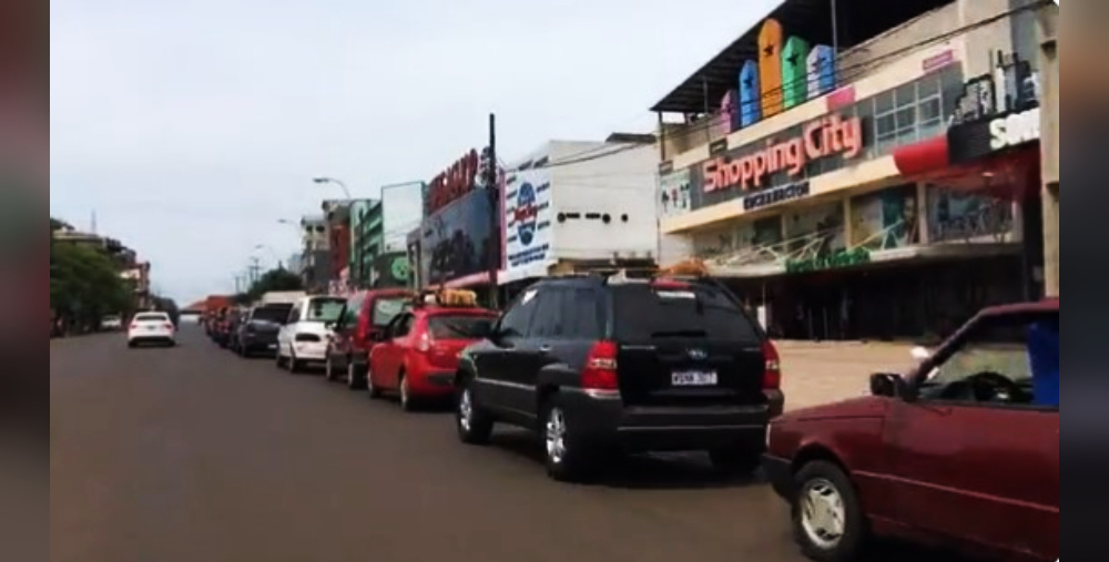 Autos que buscan cruzar hacia Posadas copan las calles de Encarnación