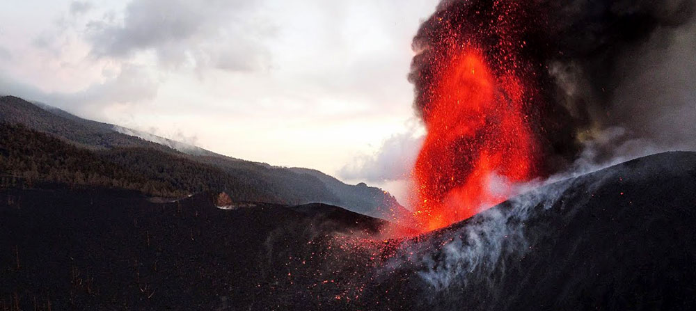 Suspenden clases por aumento de emisión de lava del Cumbre Vieja