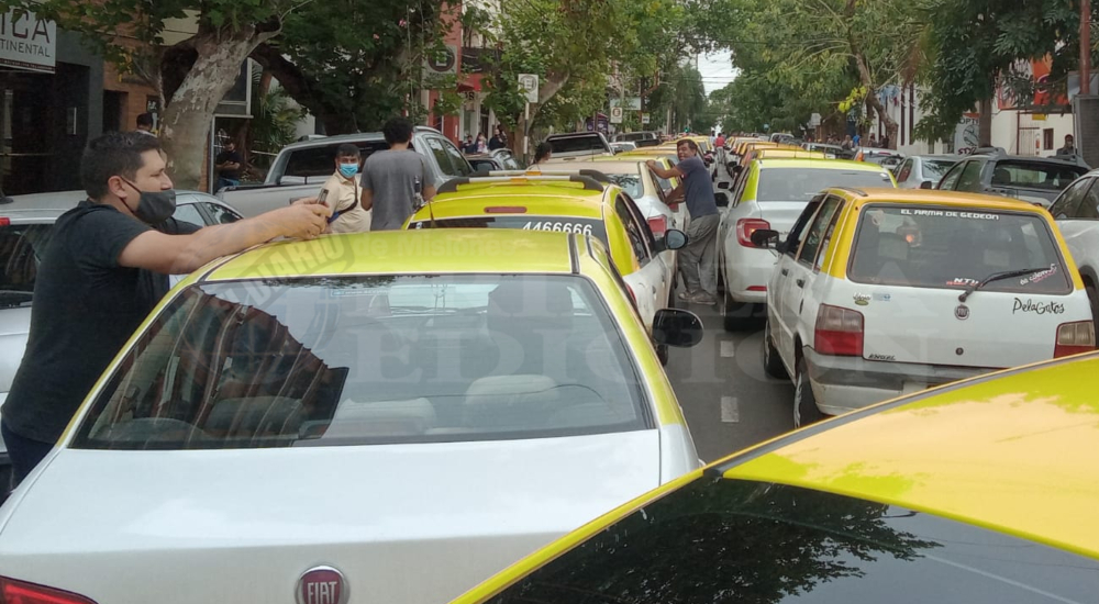 Taxistas cortaron calles céntricas de Posadas por tarifas y contra Uber