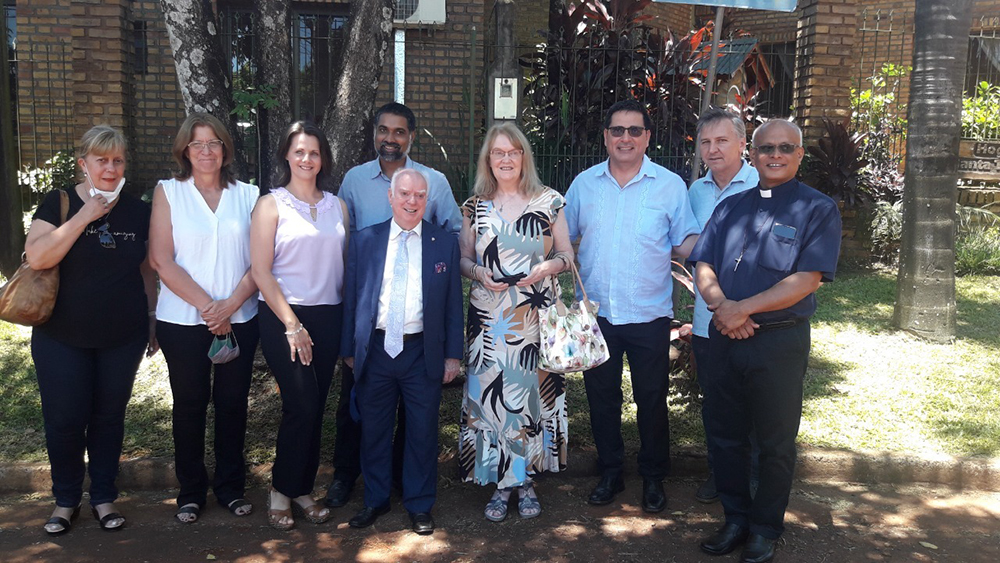 Embajadora de Irlanda visitó los Hogares del padre Guillermo Hayes