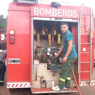 Bomberos de El Soberbio ya llevan dos semanas asistiendo a barrios sin agua