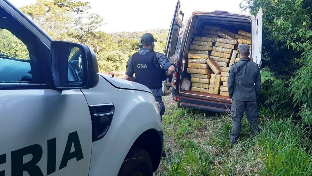 Abandonan camioneta con casi cuatro toneladas de marihuana en plena ruta 7