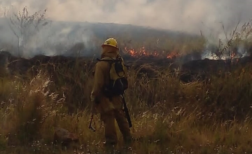 Bomberos combaten quema de pastizales en Itaembé Guazú