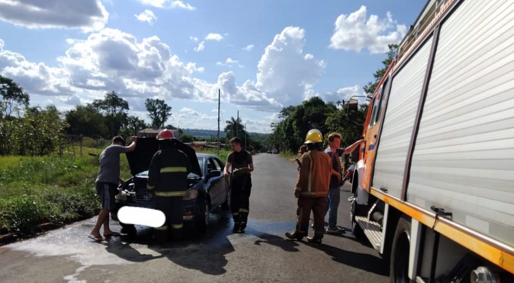 Un auto brasileño se incendió en Puerto Iguazú
