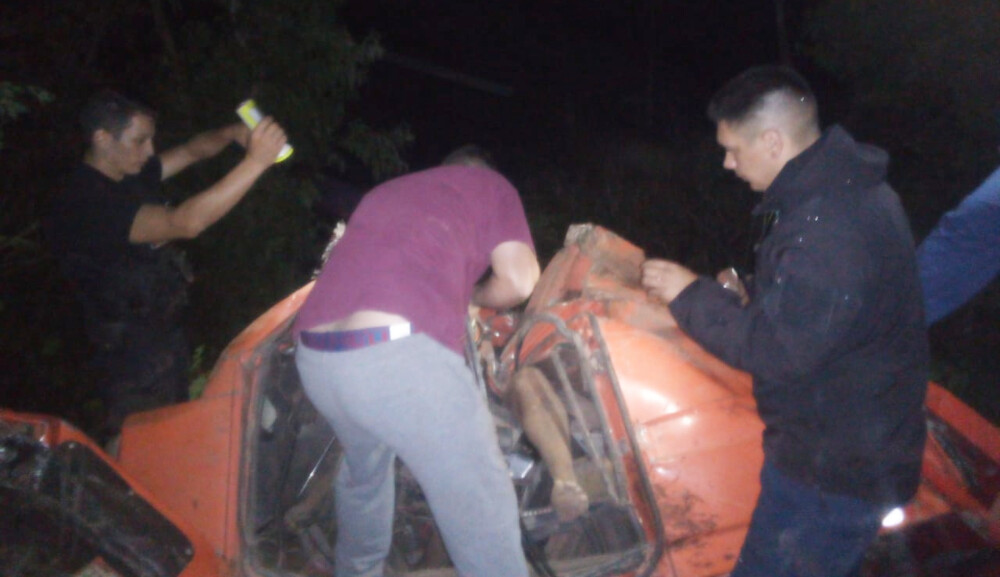 Rescataron a camionero que cayó a un barranco con su vehículo y quedó atrapado