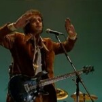 Gustavo Cerati tocando la guitarra en vivo durante un concierto de rock.