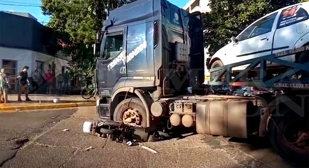 Motociclista “se llevó puesto” a un camión y salvó su vida de milagro en Posadas