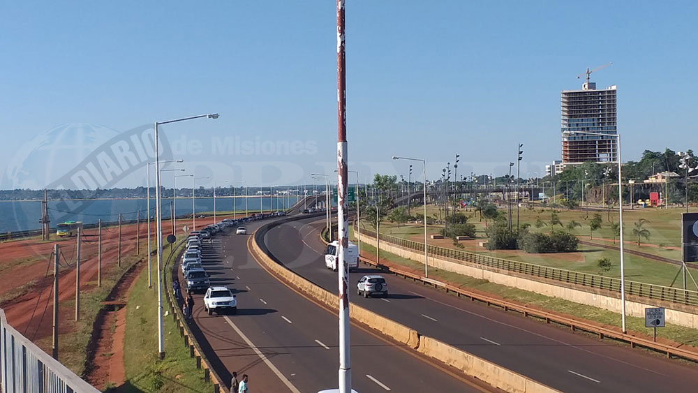 Y un buen día…. volvieron las largas filas de espera para cruzar a Encarnación